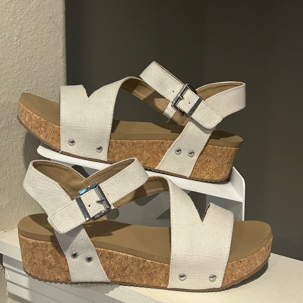 Volatile Women’s Biloxi Ivory/Tan Wedge Strap Sandals Size 11 PV118 Ivory NIB